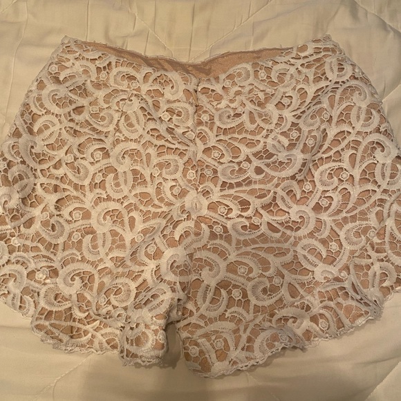 High-waisted embroidered shorts - Picture 3 of 3